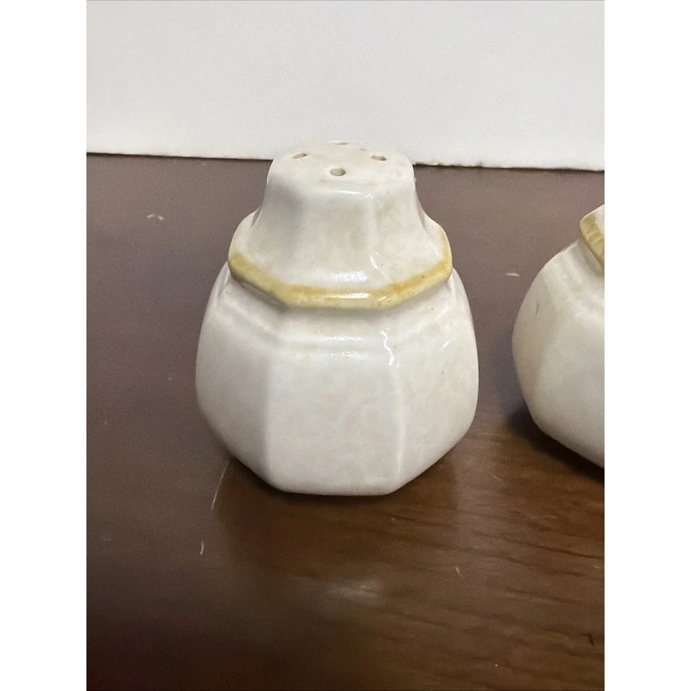 Mikasa Avante Venezia Set of Salt &‎ Pepper Shakers Ivory Japan